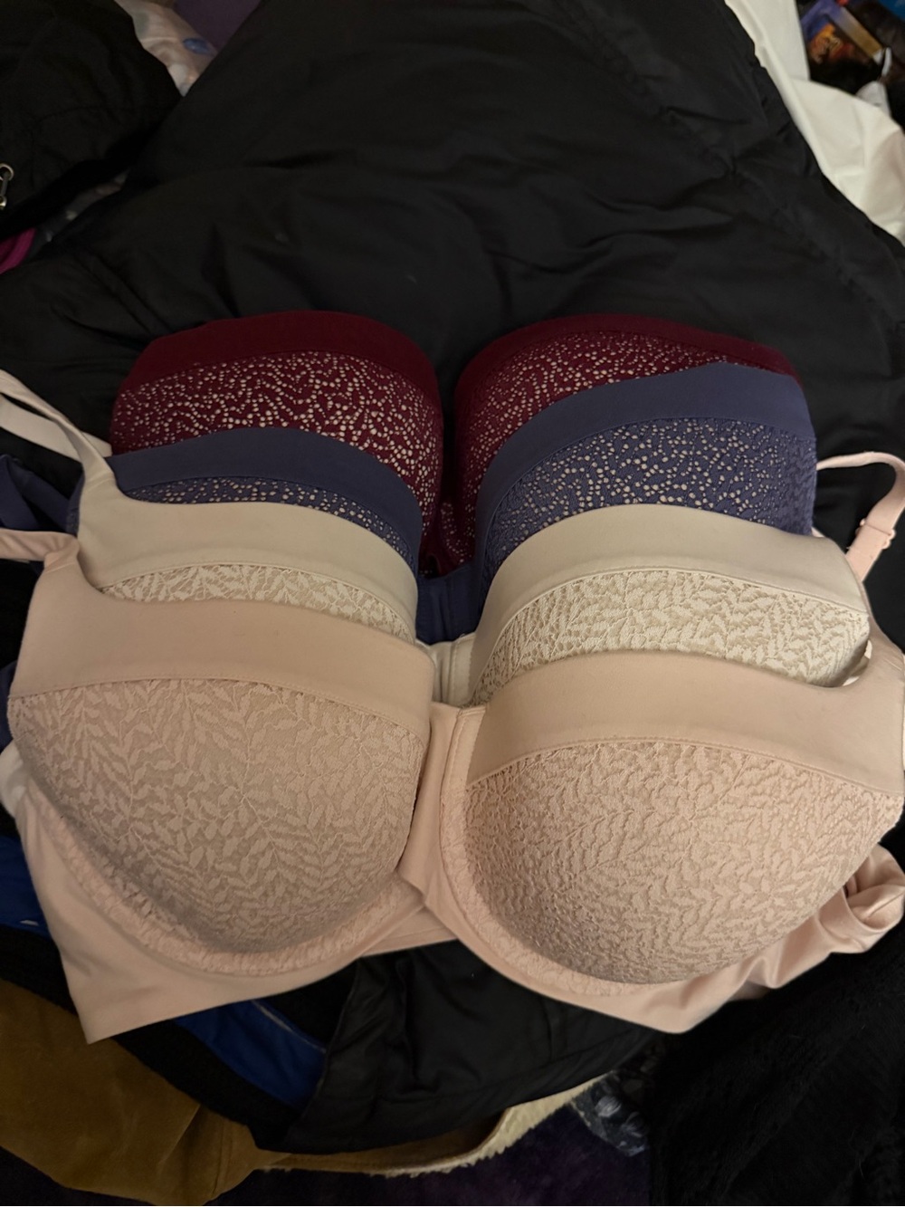 Victoria Secret set of 4 Women’s Lace Underwire Bra - Cream,pink,purple and wine